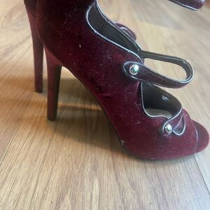 Guess Deep purple crushed Velvet Heels 8m
